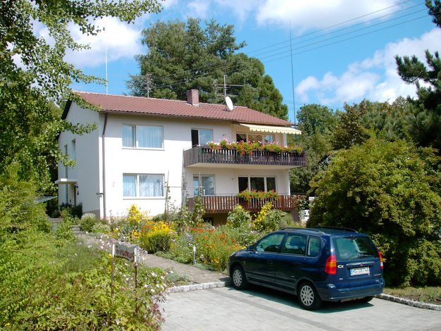 Außenansicht der Ferienwohnung mit Garten und Autostellplatz